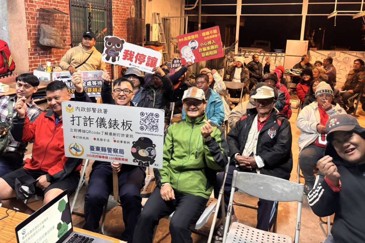 臺東利稻派出所宣導防詐、交通安全觀念。