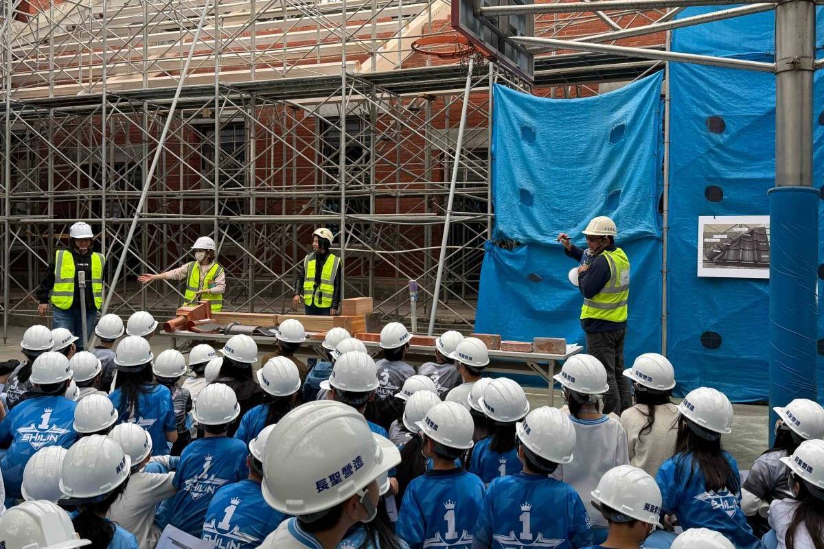 士林國小學生實地參觀士林公會堂修復過程

 