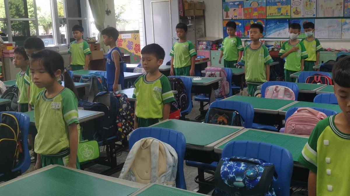 靜心呼吸平靜法，可以用在任何時候。出發到戶外上課前，學生們靜站一下。