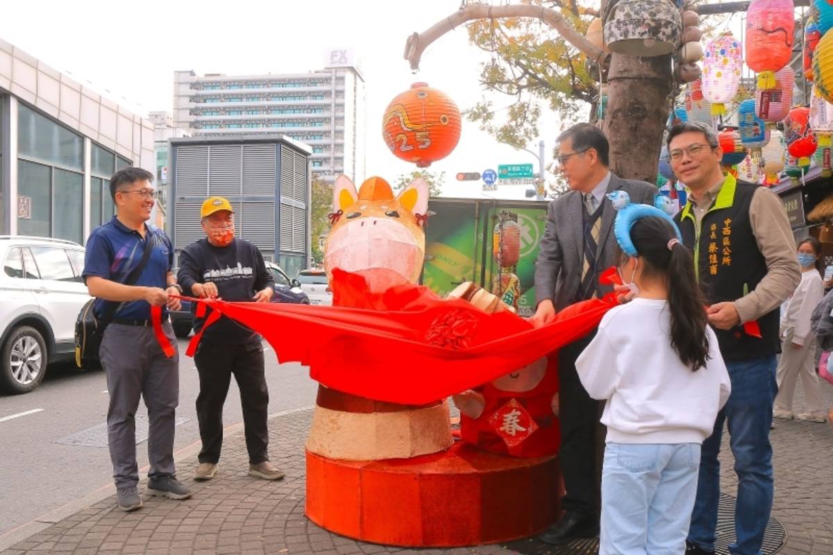 南臺科大王振乾副校長(右三)與貴賓們共同為馬年主燈揭幕；主燈由視傳系構成設計課程學生創作，象徵學校與社區共創文化傳承。