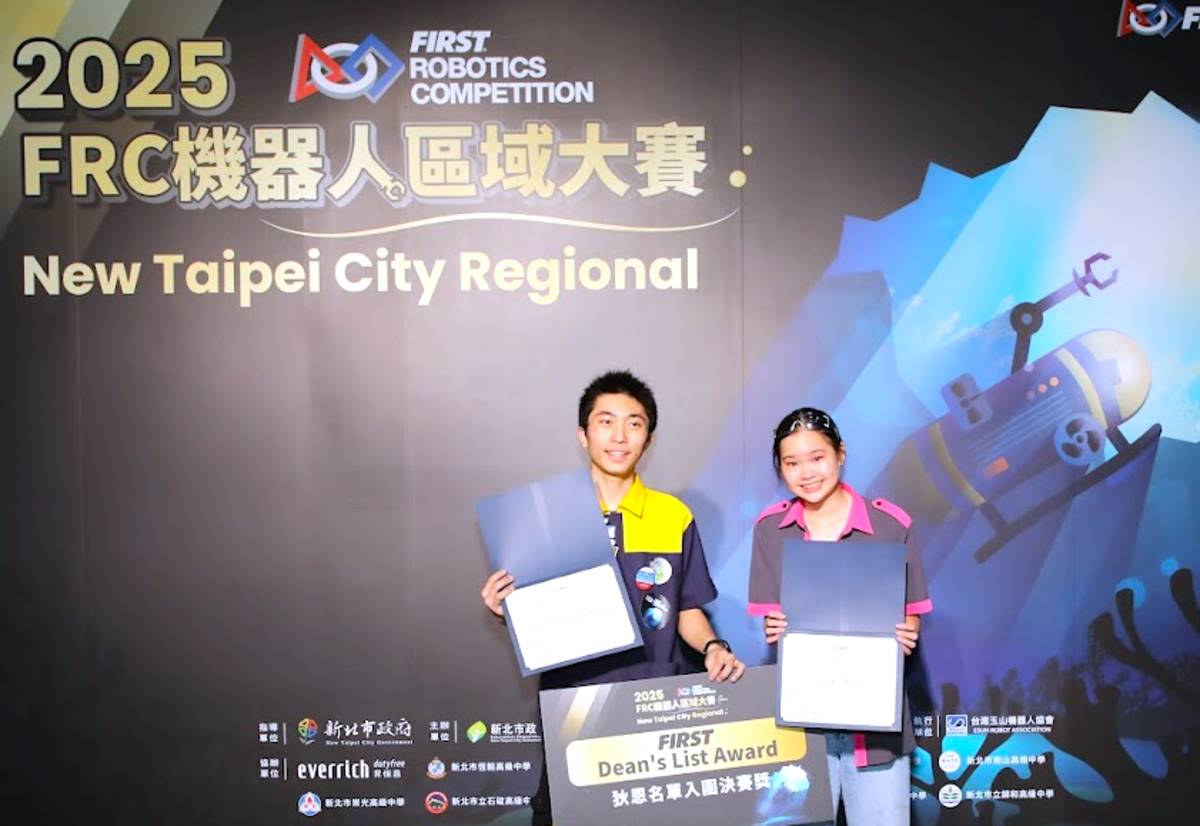 楊竣晴(左)榮獲院長獎，全臺僅 9 人獲此殊榮