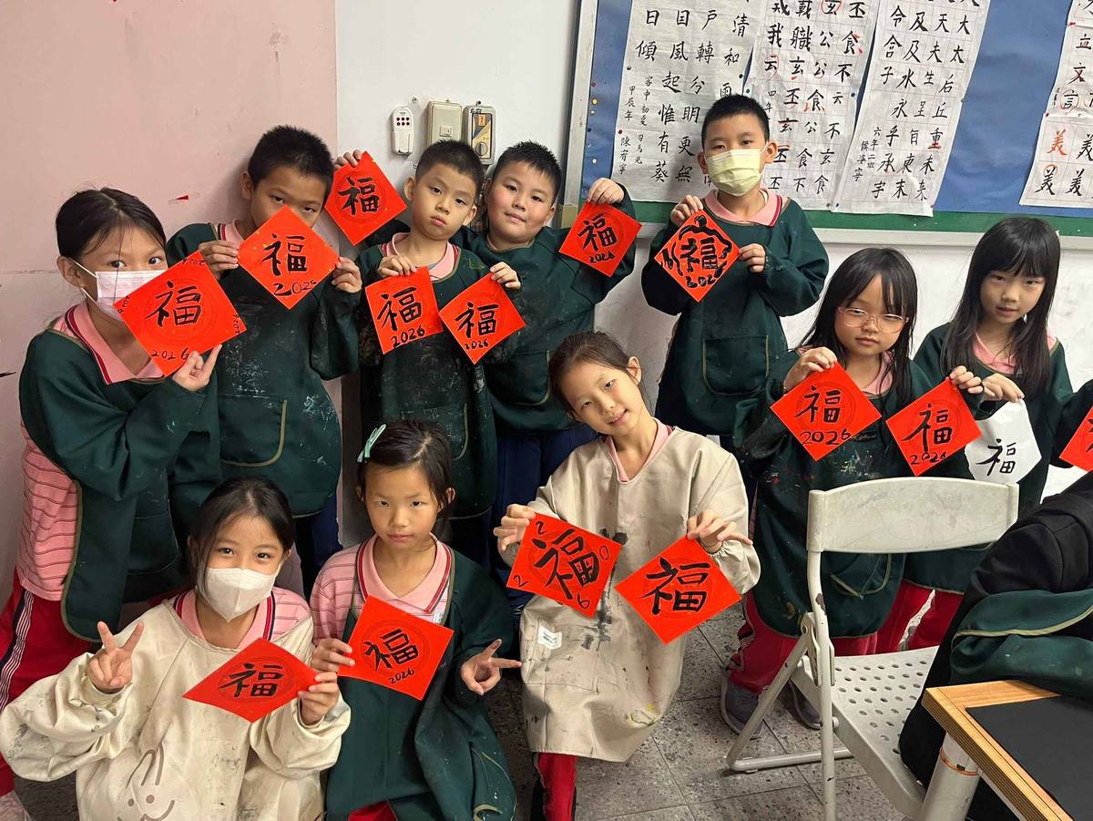 修德國小書法社團舉辦「馬到成功愛心春聯」公益活動，傳遞社會關懷