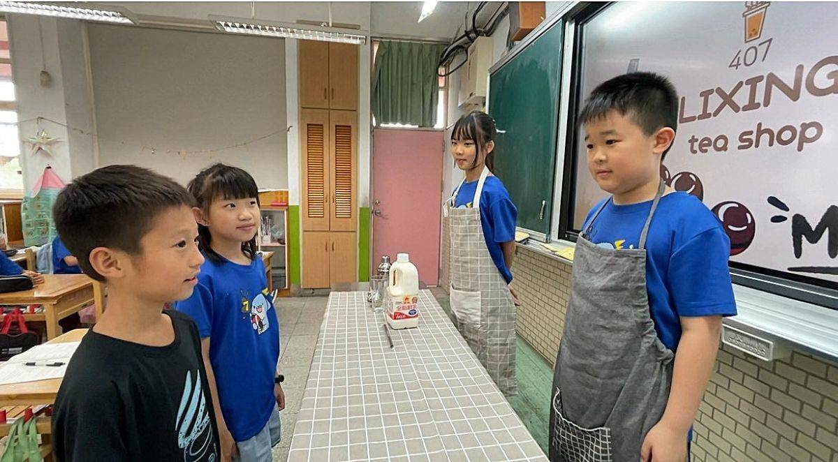 學生示範如何用英語點餐