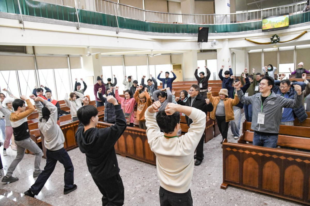  學生以行動劇生動開展衛教，將醫學知識轉化為部落長輩易懂的內容，落實溝通與關懷。（圖:彰基醫學中心提供）