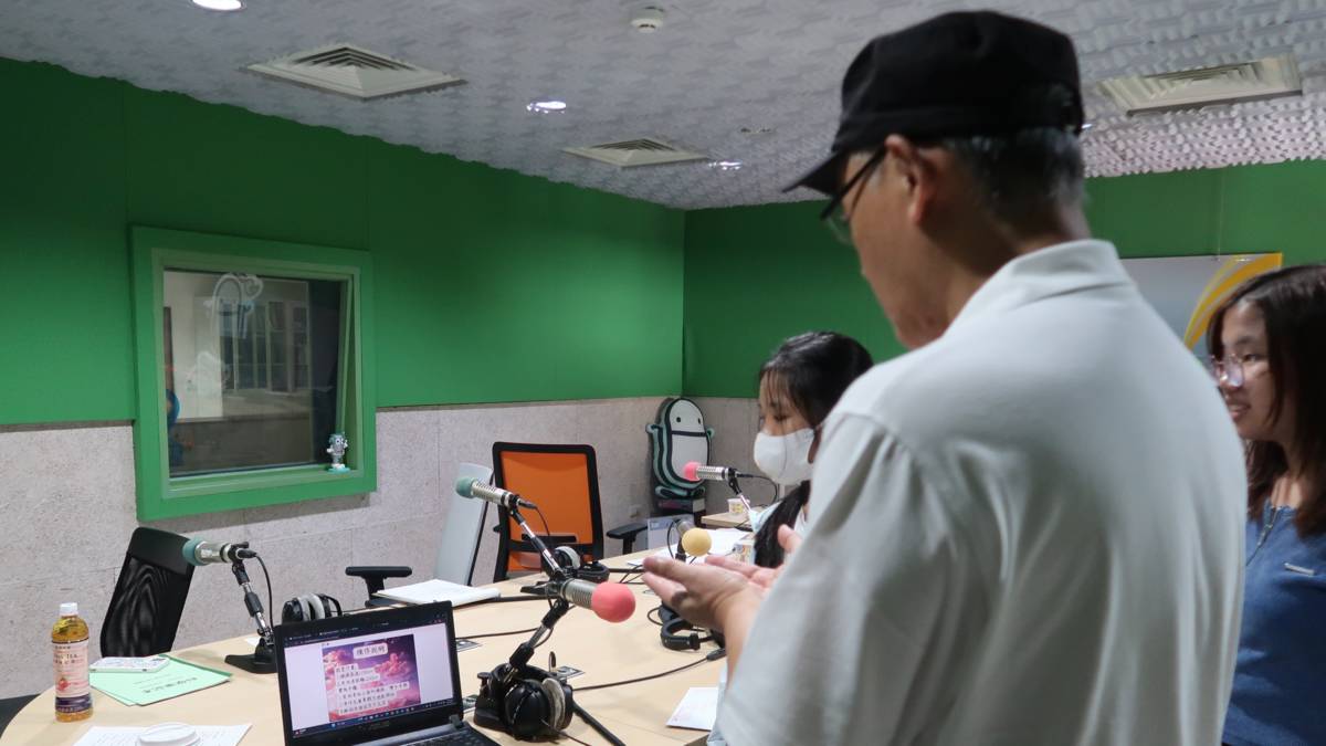 在科展團隊的指導下節目主持人K博士進行「雲霞撿字」遊戲。