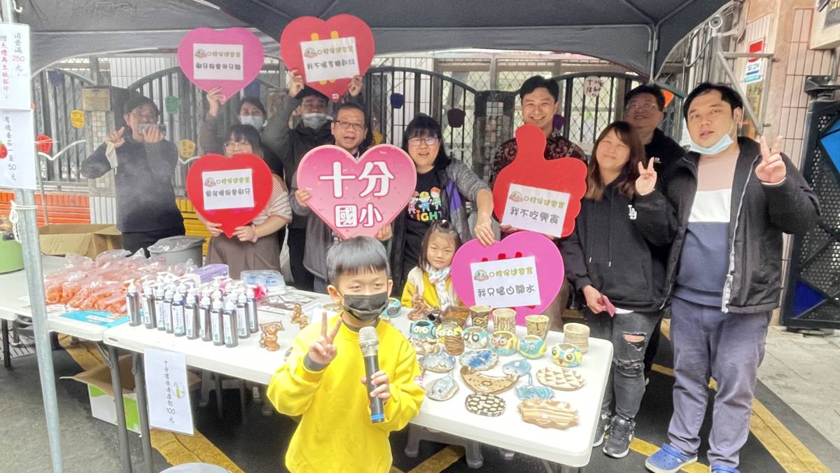113學年度「口腔保健績優學校遴選」-優等-新北市十分國小-十分國小師生結合在地節慶--天燈節擺攤宣傳口腔健促理念