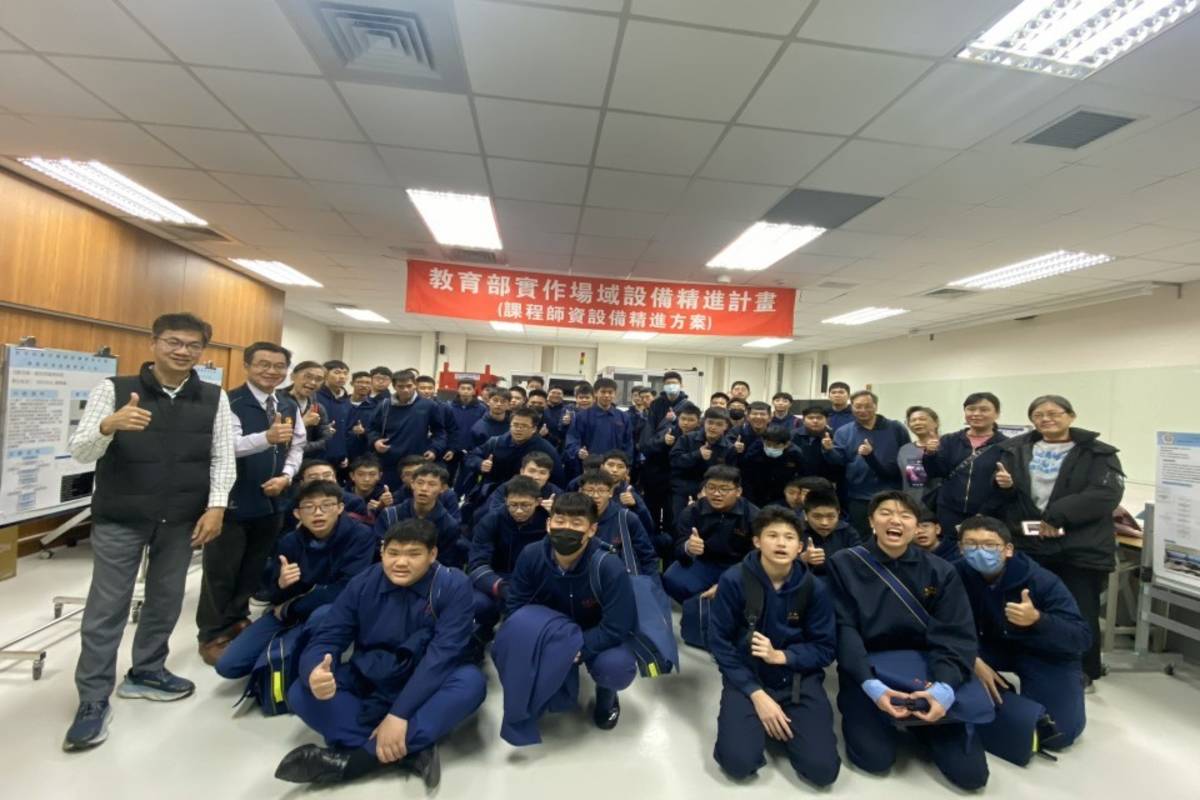 華高工師生體驗勤益科大人工智慧與服務型機器人體驗營 （圖:光華高工提供）