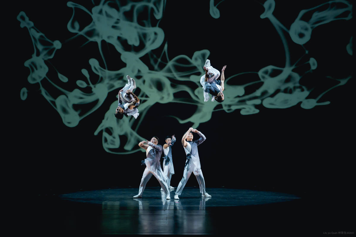 5幕「新生之光」之「白虎」橋段，以手拿圈、小武術等技巧呈現白虎的剛猛與靈動