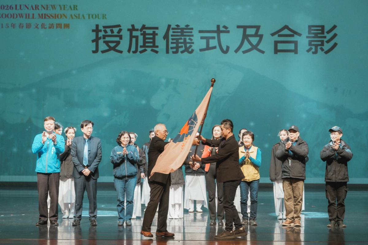 僑委會副委員長張良民親自授旗予訪問團團長、臺灣特技團團員楊益全