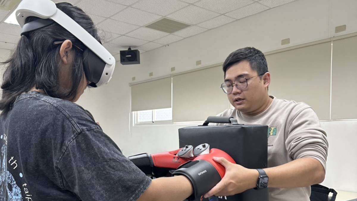 參訪學生體驗拳擊遊戲。