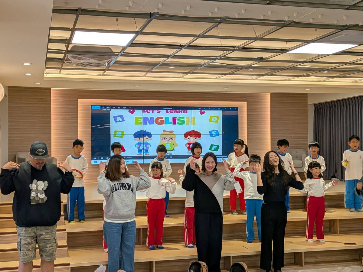 家長也上臺加入演出，讓發表會更具互動性


