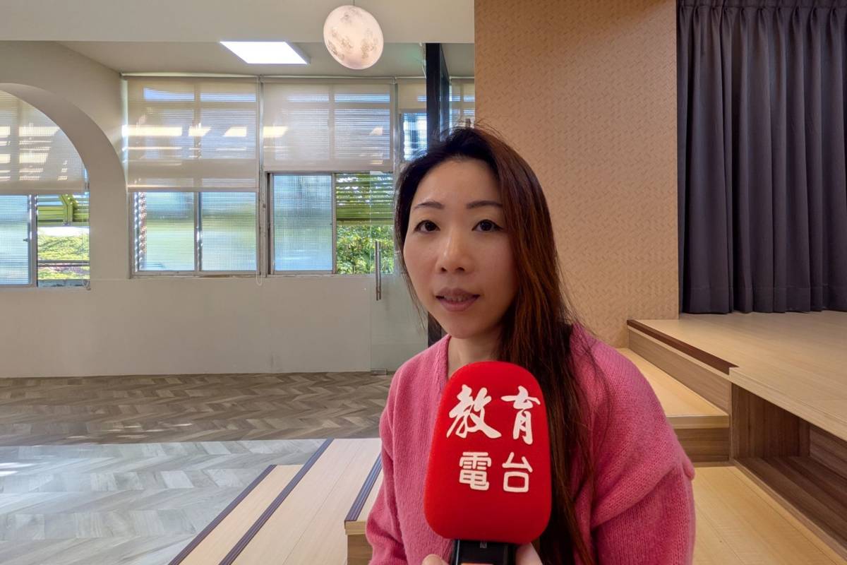 英文科教師曹心媛表示，「明日英文閱讀」讓學生在耳濡目染中自然熟悉並逐漸學會英文