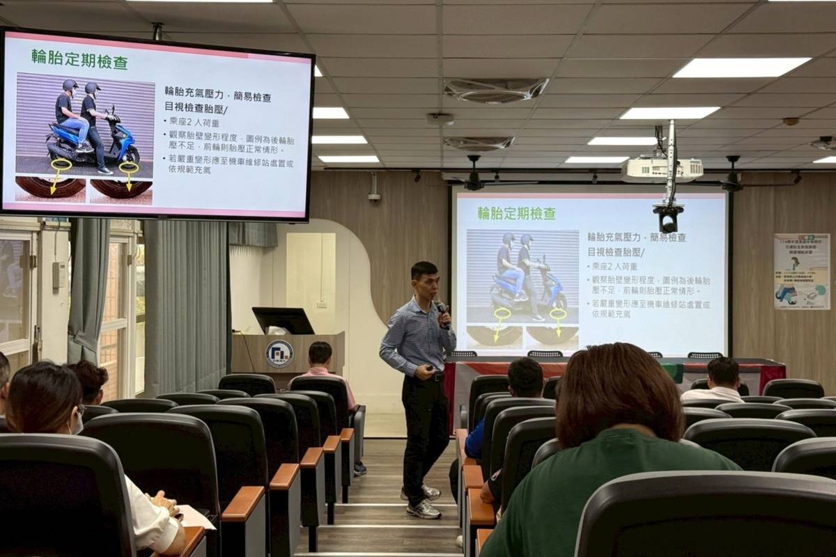 講師介紹機車騎乘行前注意事項 (教育部提供)