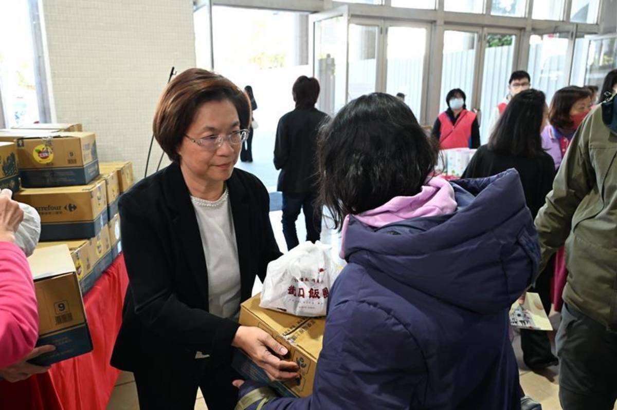「寒冬送暖 馬上有愛」春節關懷活動。縣長王惠美親自現場除了發放物資。