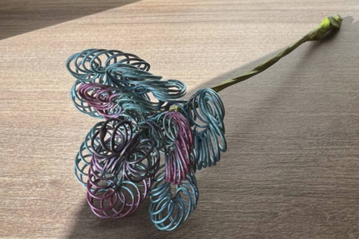 學生藉由鐵絲花創作抒發情緒