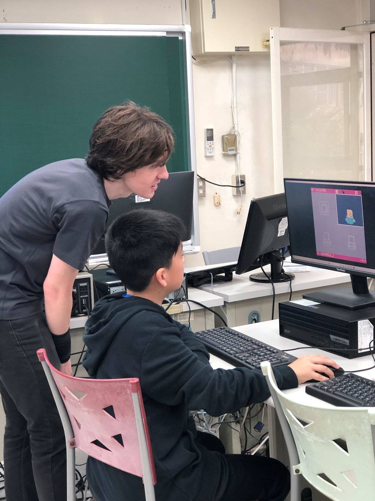 冬令營以跨領域學習為核心，課程安排採分組跑班與大團體活動交錯進行