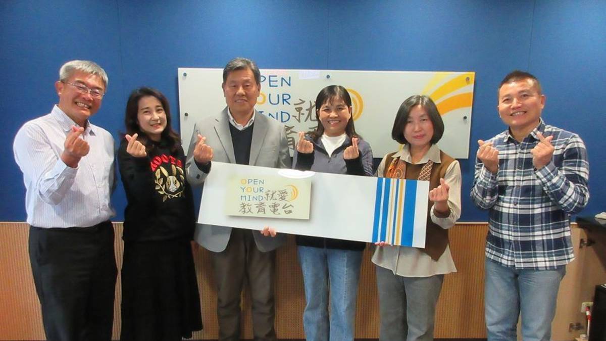 左起 節目主持人（臺中市大秀國小退休主任廖雅彬、臺中市豐原國小 廖皓圭主任）來賓（臺中市立東勢工業高級中等學校周文松校長、臺中市立石岡國民中學退休校長廖玉枝、臺中市烏日區溪尾國民小學沈翠蓮校長）教育電台常罡。
