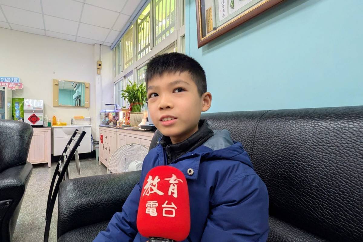 學生蕭艇達觀摩書法名家的作品，學習Q版春聯的繪製

