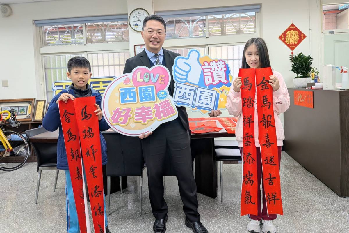 張勝順校長(中)與學生分享春聯作品