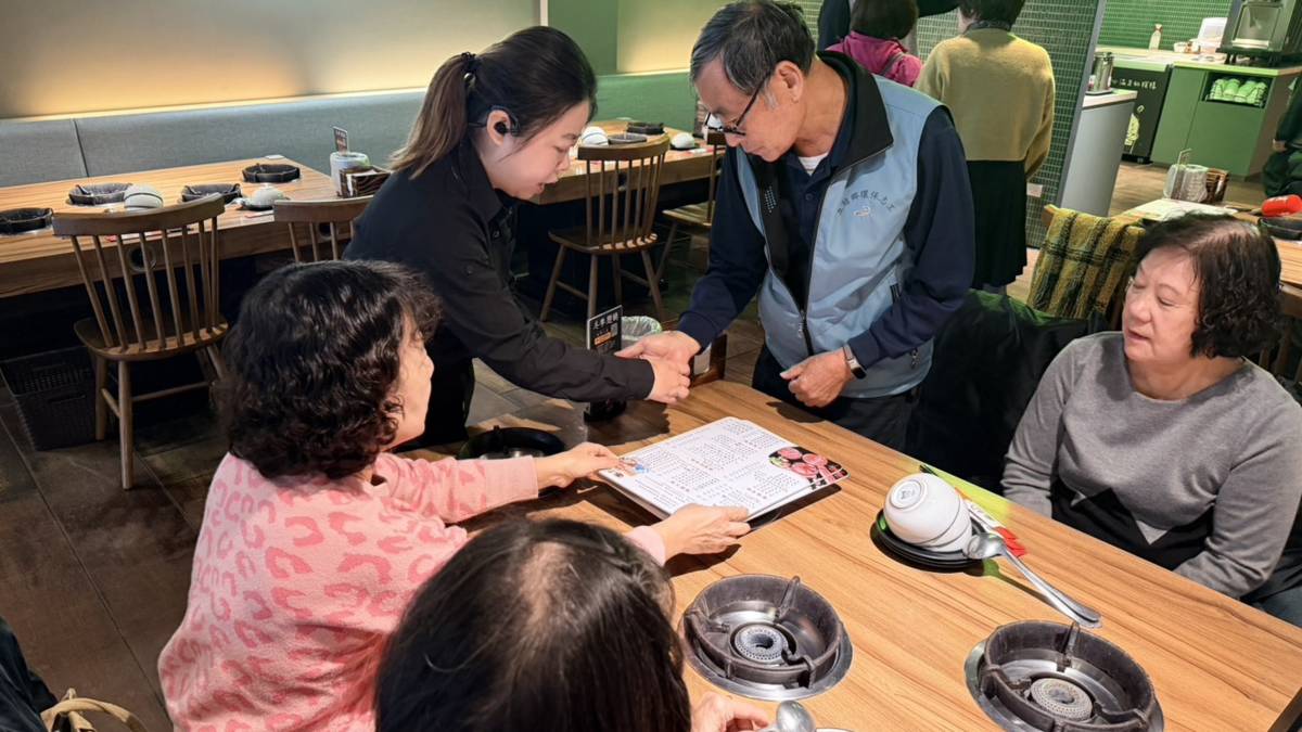掃描 QR code 點餐課程起點源自一位87歲長者的心願——希望不必麻煩子女、也能自己完成點餐。(記者蘇瑞雯拍攝)