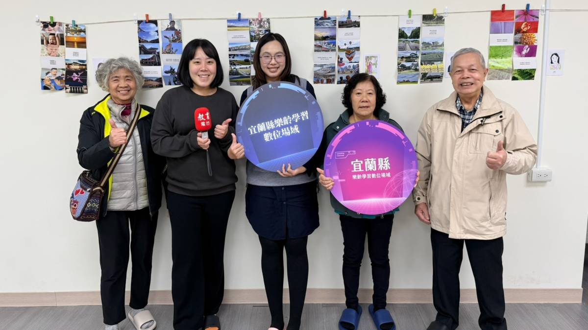 專案管理師廉凱評分享，課程起點源自一位87歲長者的心願——希望不必麻煩子女、也能自己完成點餐。這份想要獨立的期待，推動巡迴教學展開，讓數位學習走進日常。(記者蘇瑞雯拍攝)