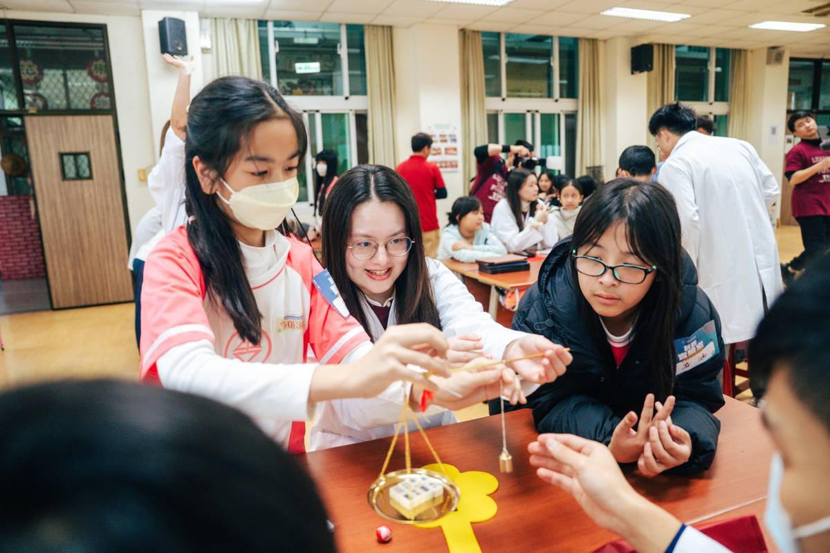 學生操作中藥師父抓藥的小金秤

