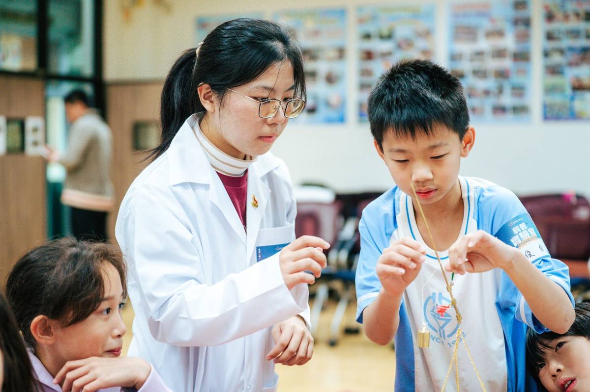 課程主題為「醫生的好幫手！達文西機械手臂」，設計了多項「一起玩科學」的闖關遊戲