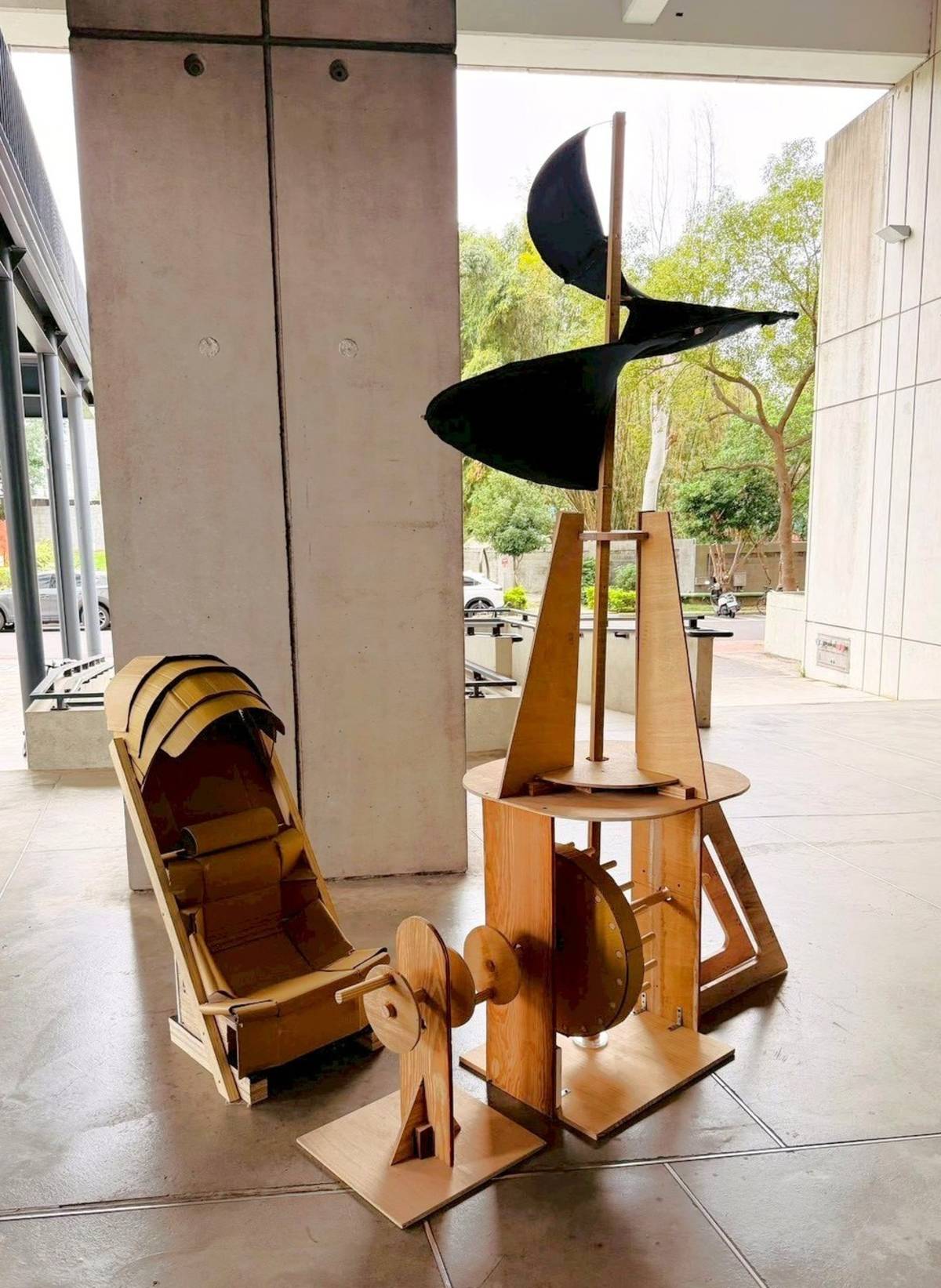 李嘉尹同學作品《達文西・風的草稿》，取材《風起》與達文西飛行手稿，以簡易機械結構呈現人類對飛行與風的想像。(元智大學提供)