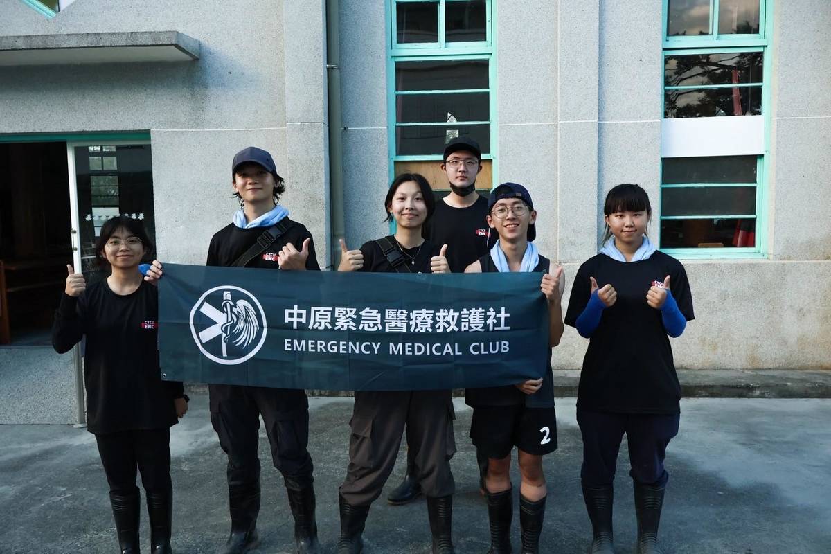 中原大學「緊急醫療救護社」志工參與災區服務，發揮急救專業，獲得好評。(中原大學提供)