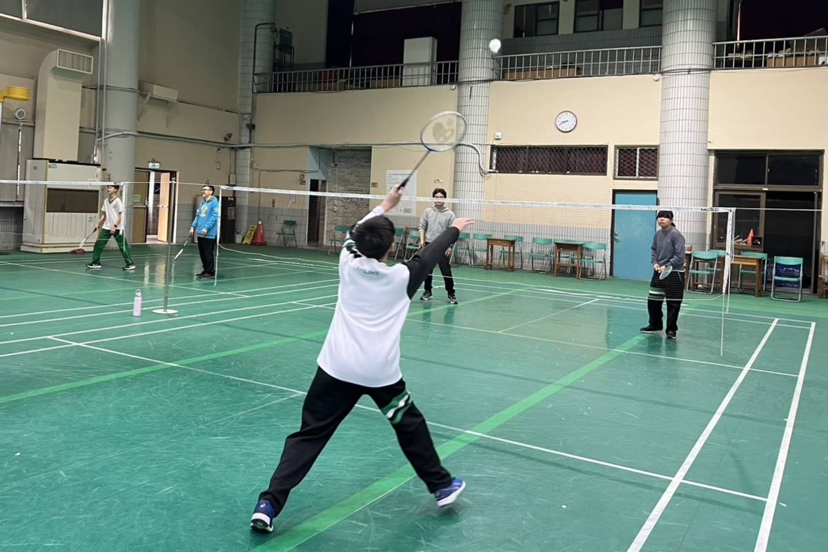 北市西湖實中舉辦「親師生羽球趣味競賽」，學生在場上暖身