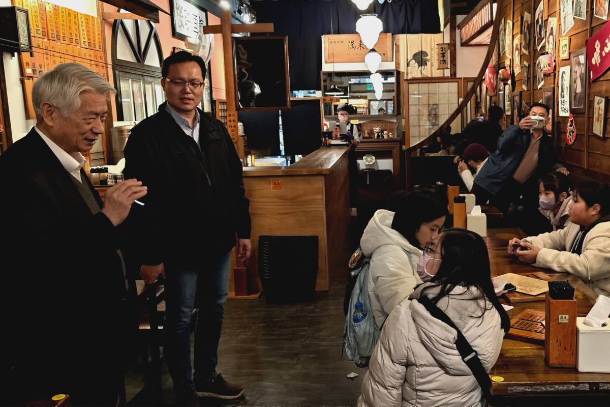 老學長回饋母校 為菁寮國小畢旅增添佳話