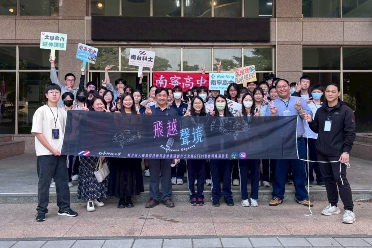 南臺科技大學M棟前進行與南寧高中師生合照。