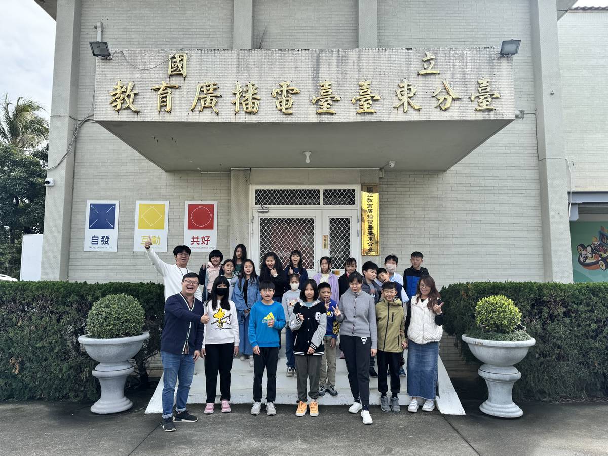 富山國小的孩子們來電台體驗擔任小小主播