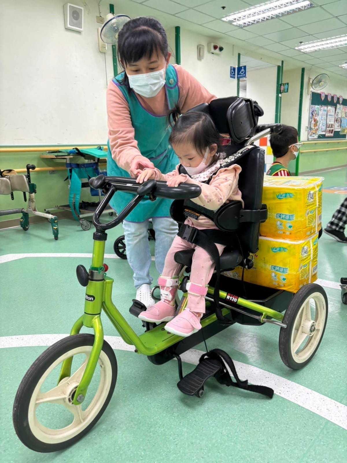 師助理朱珮綺陪伴學生騎三輪車