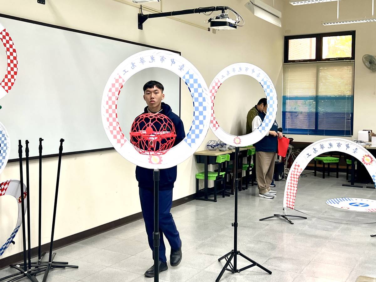 學生考照穿過圓環