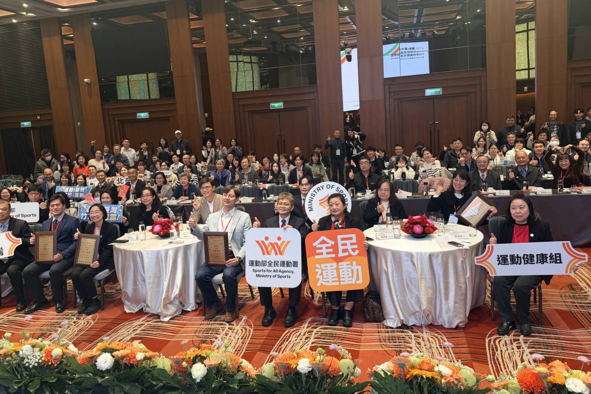 「運動i臺灣2.0計畫114年特優縣市頒獎典禮」，由全民運動署長房瑞文主持，頒發10個績效特優縣市獎牌及8位績優助理獎狀，表揚各縣市在推展全民運動上的卓越表現，以及第一線業務同仁的優良服務績效。(記者蘇瑞雯拍攝)