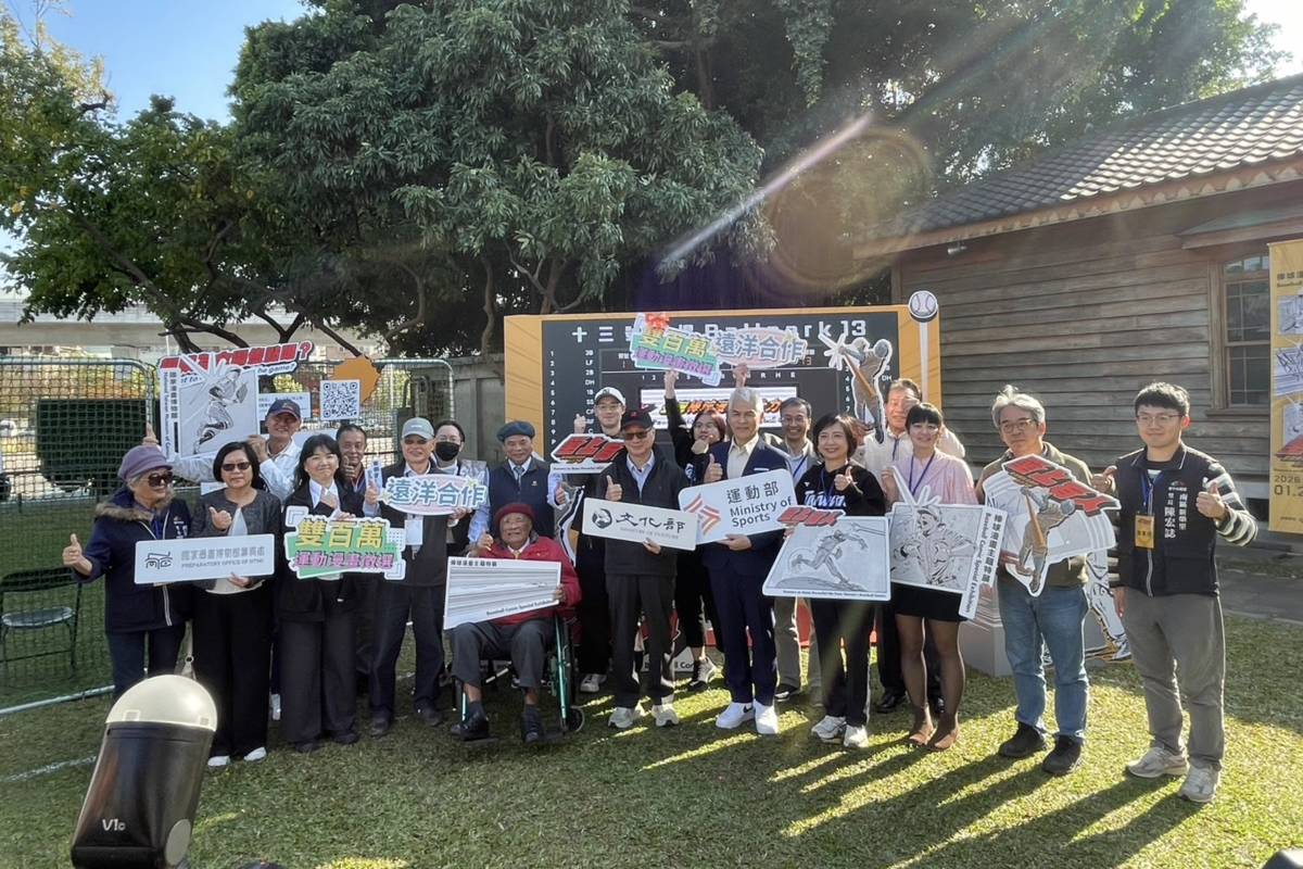 運動部黃啟煌政務次長出席「壘上有人」運動漫畫特展開幕式，並與文化部李遠部長共同宣布「雙百萬運動漫畫徵選」活動起跑。  (運動部提供)