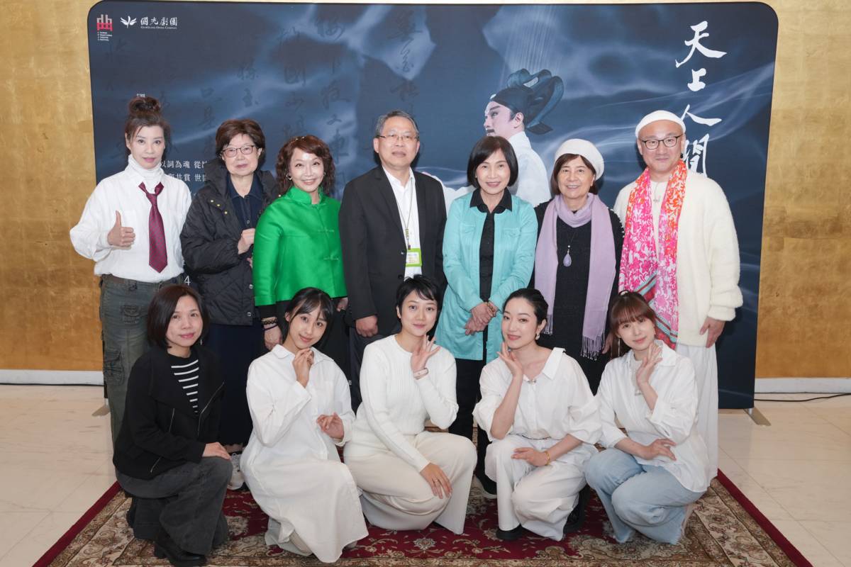 大合照(上排左起鄒慈愛 王安祈 張育華 梁晋誌 陳悅宜 陳怡蓁 溫宇航，下排左起戴君芳 謝樂 黃詩雅 凌嘉臨 林庭瑜)