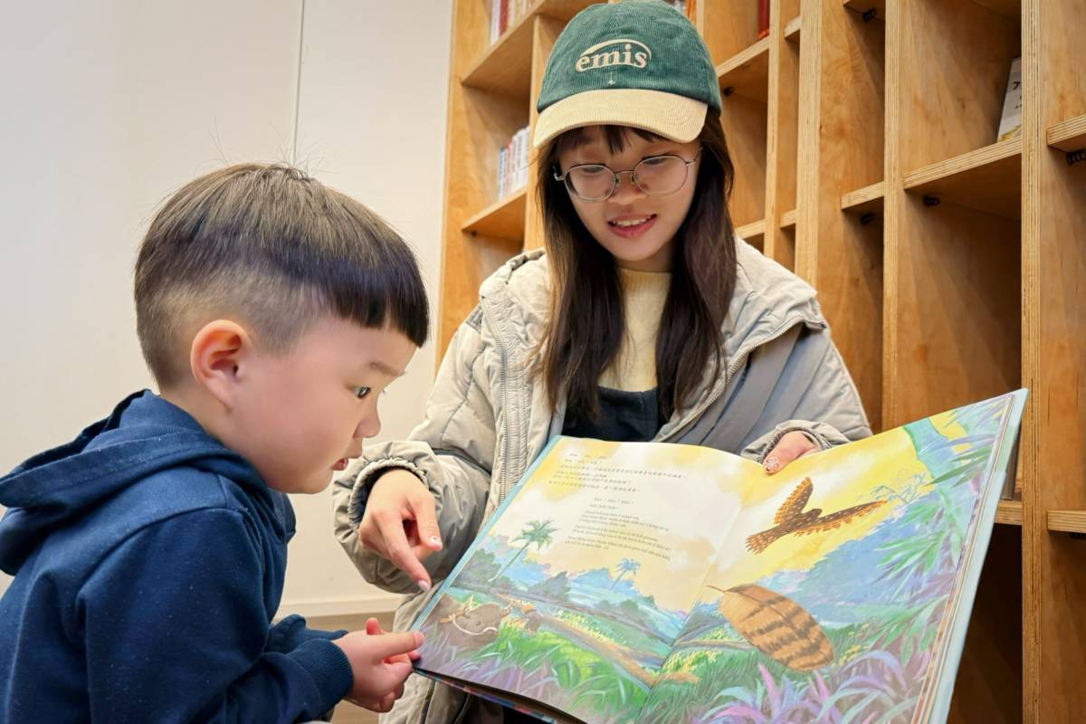 《綴貓頭鳥行大坌坑古路》是親子共讀、學習道地台語詞彙的絕佳教材