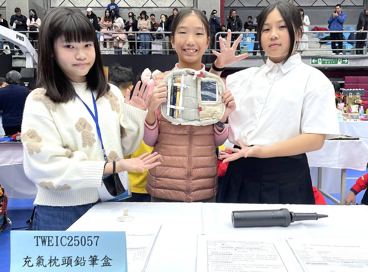 新店國小六年級的白礿霓(右)、梁庭郡(左)、宋芝妤(中)同學聚焦「便利生活」類別