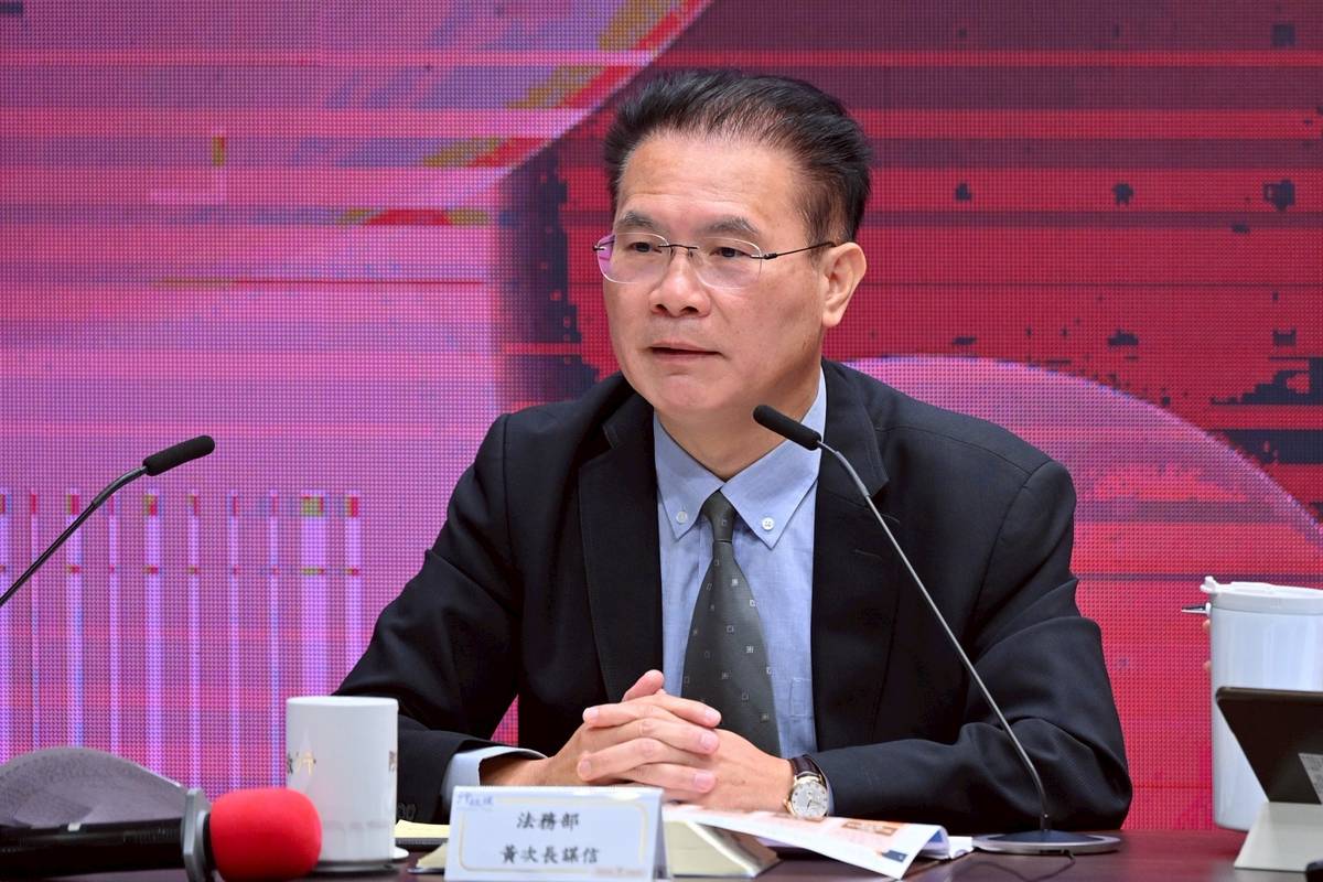 法務部次長黃謀信說明。(行政院院會會後記者會)