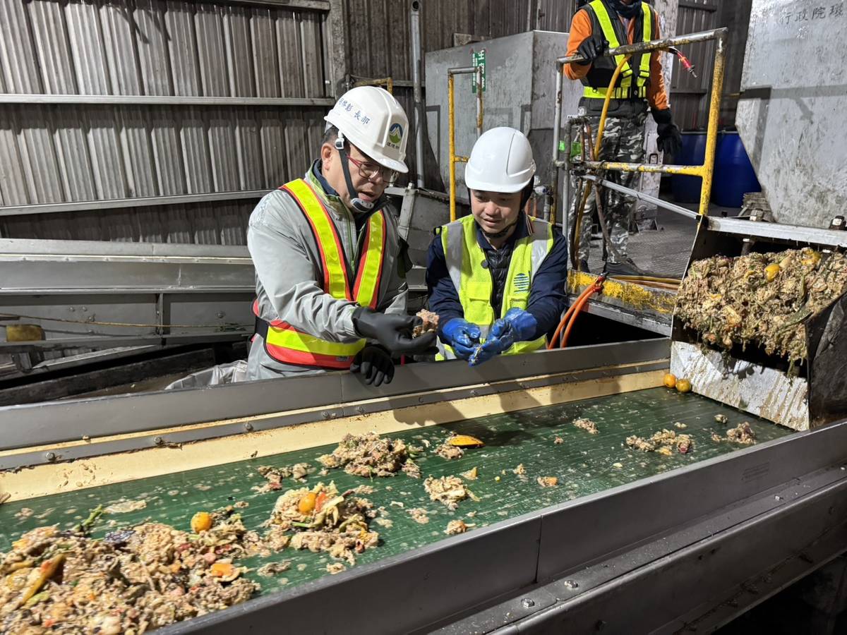 彭啓明部長還前往宜蘭縣廚餘處理廠，實際操作廚餘分類。(環境部提供)