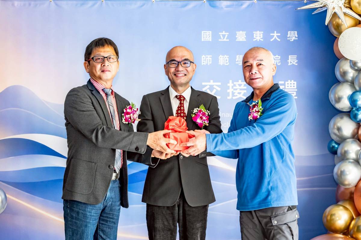 卸任院長賴亮郡(右)與新任院長溫卓謀(左)進行印信交換、鄭憲宗校長(中)親自監交。