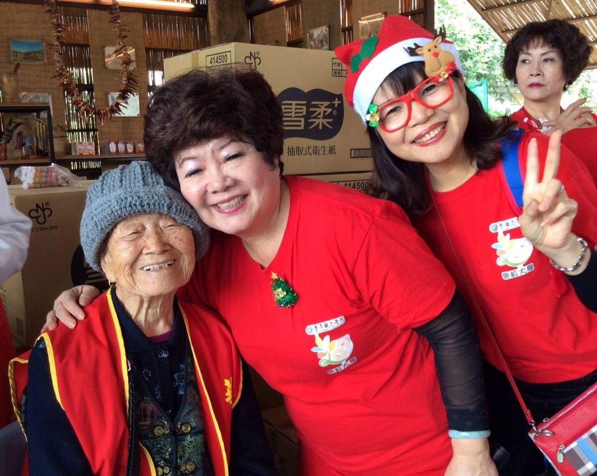 燕子主任率領樂齡班學員關懷部落獨居老人