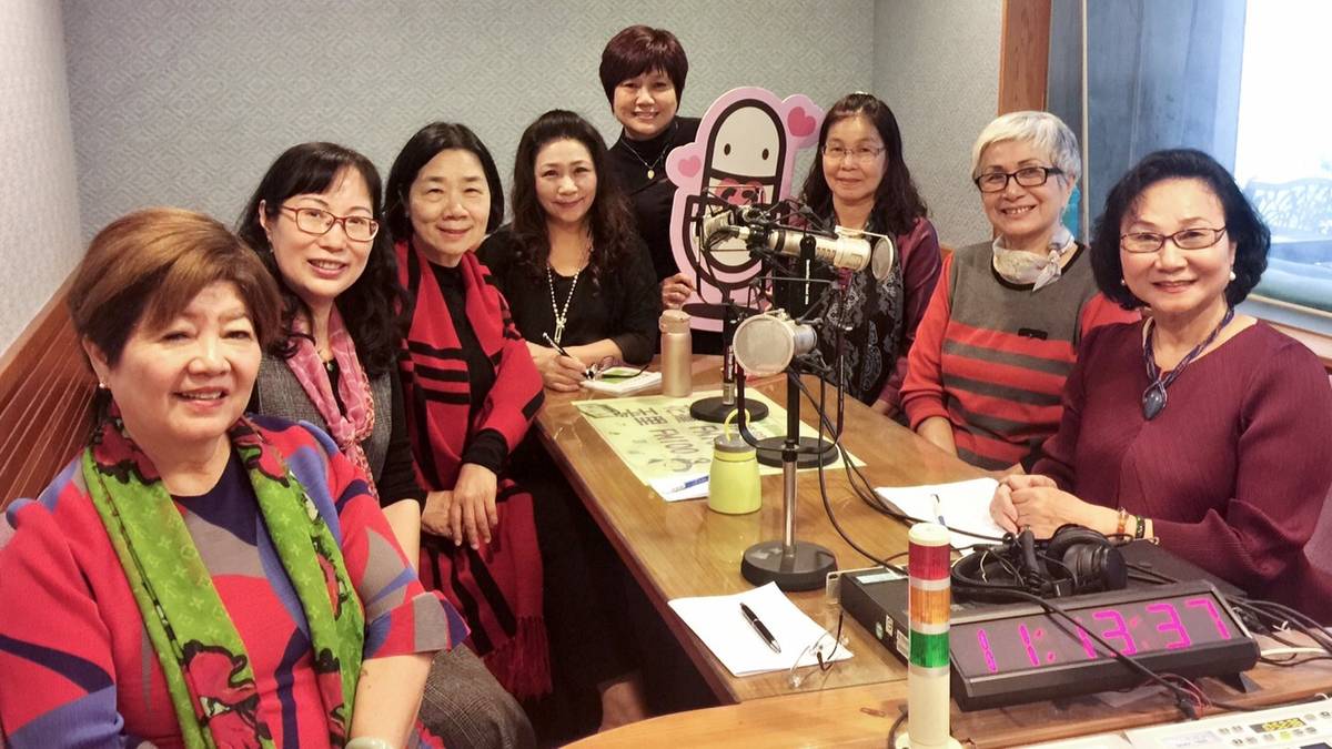 燕子主任與「上流人生」單元銀髮DJ們合影
