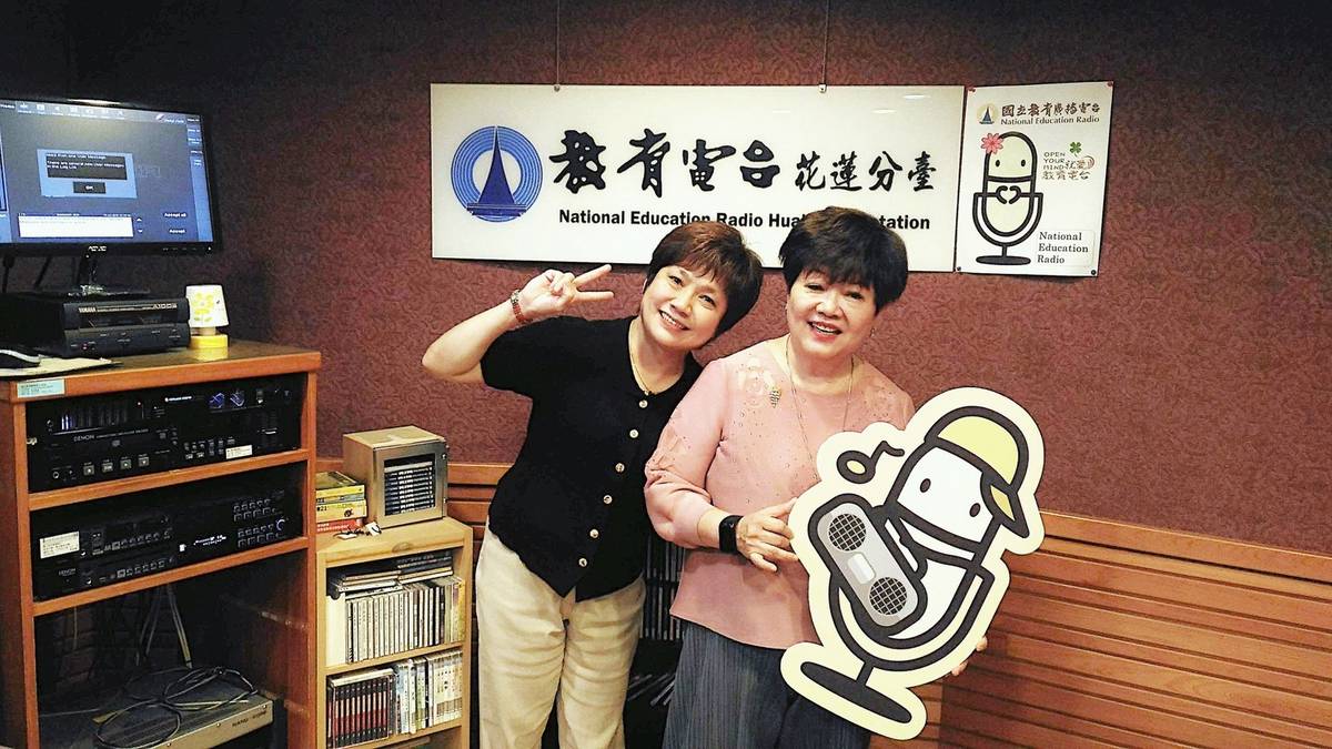 燕子主任長期與電台合製「上流人生」單元，培訓銀髮DJ