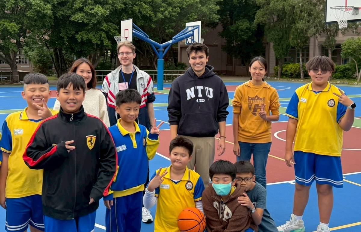 公埔國小學生與國際學伴Lukas一起打籃球