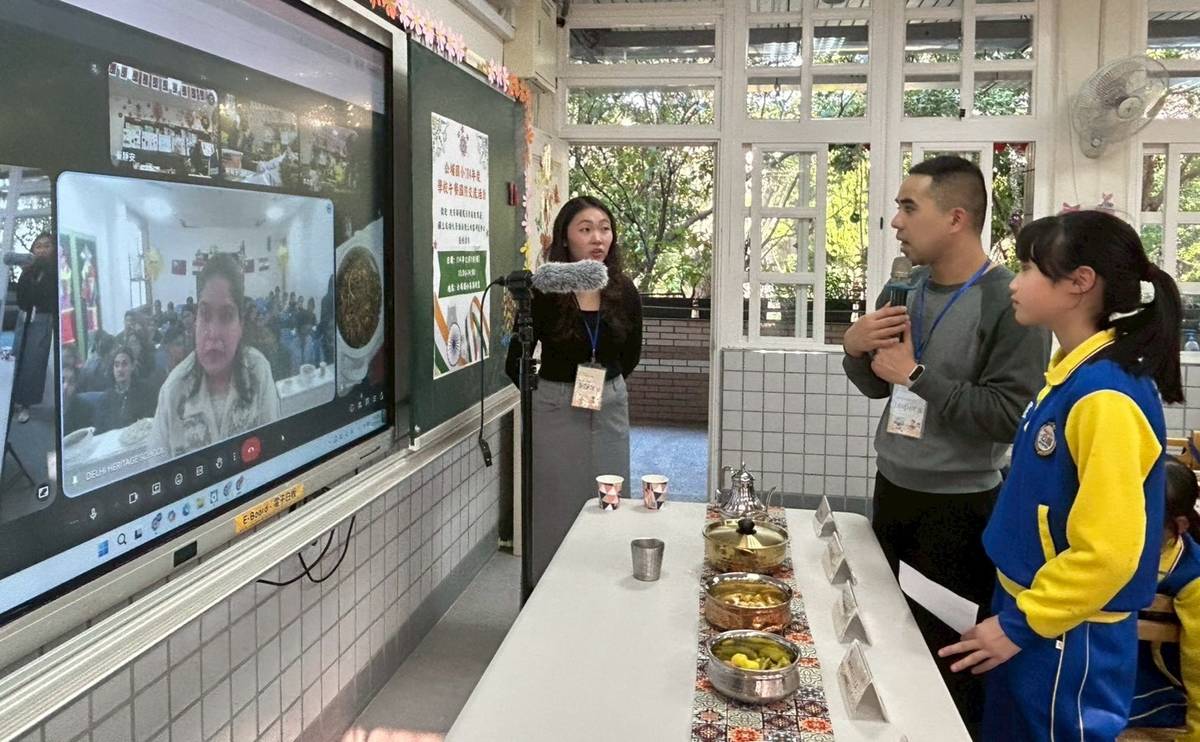 公埔國小學生在視訊鏡頭前與印度師生分享親手製作馬薩拉與烤餅的心得