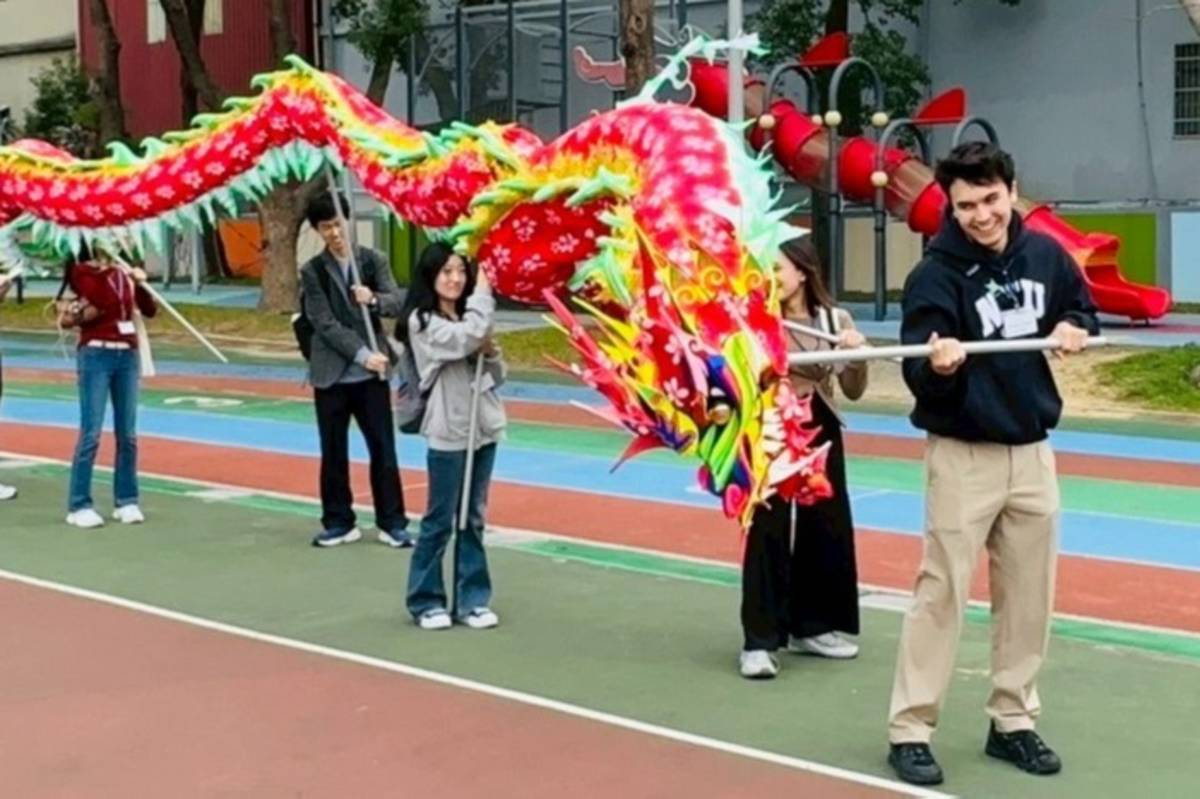 桃園公埔國小歡迎德國國際學伴Lukas到來，Lukas挑戰「舞龍」