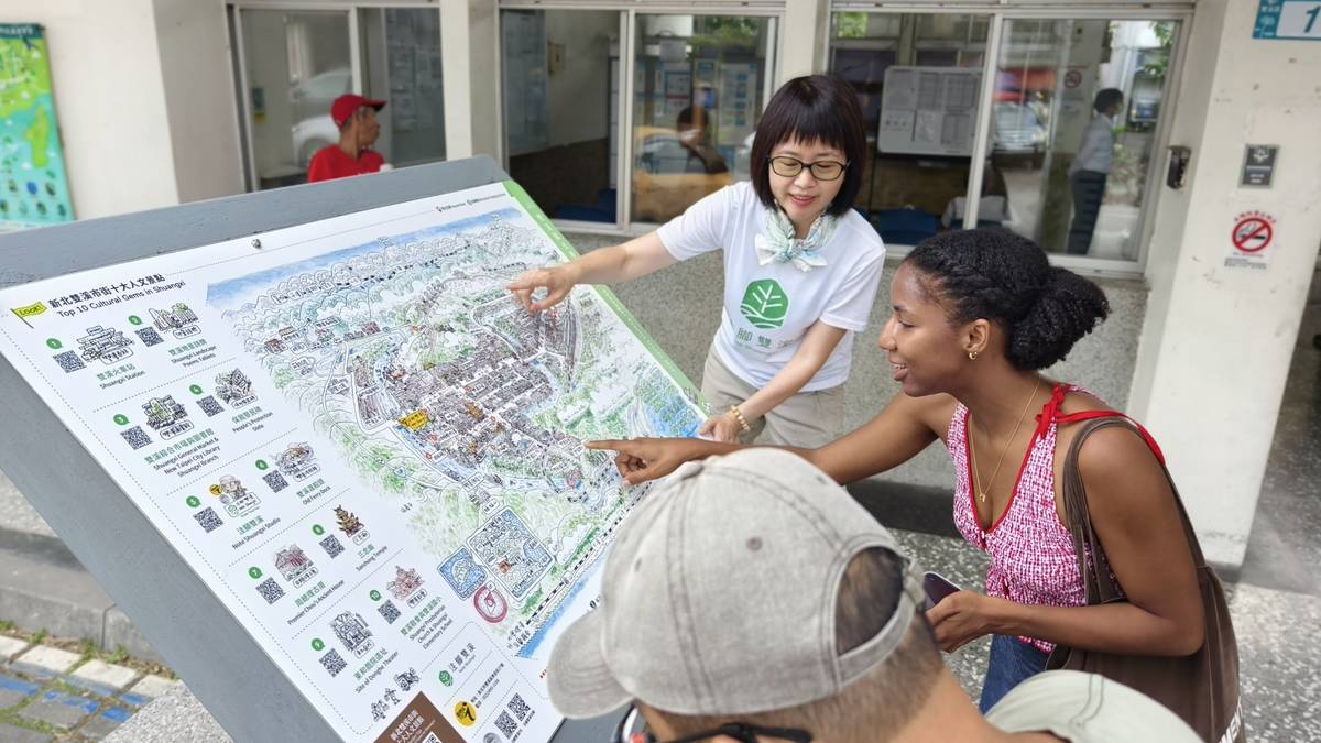 美麗的「雙溪GTGo」地圖才剛上架，雙中英文老師即搶到頭香，成為首位雙溪綠色旅遊追蹤者(圖片由簡淑慧提供)